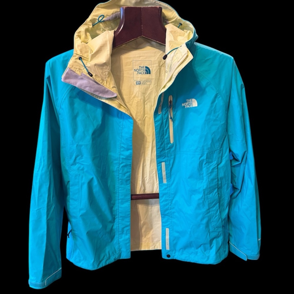 The North Face completely wind and waterproof,true size jacket M